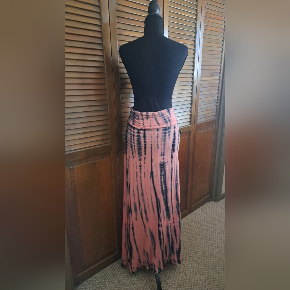 Chic Tie-Dye Maxi Skirt in Coral and Black